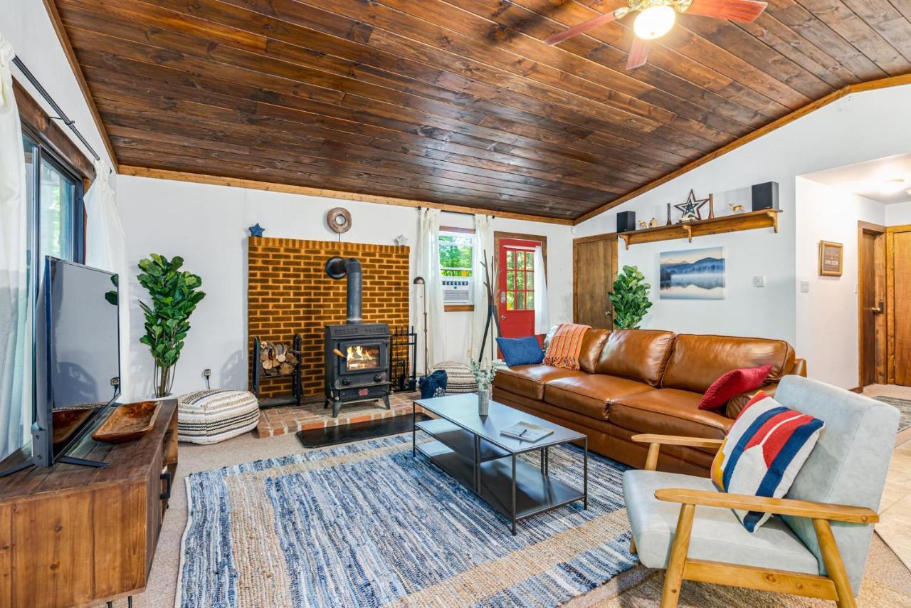Secluded W Hot Tub, Fire Pit, Deck & Updated Wifi Great Cacapon Exterior photo