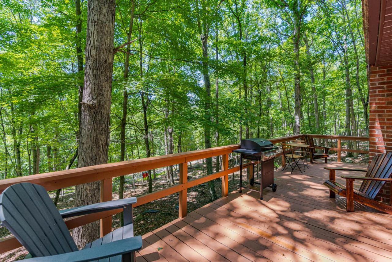 Secluded W Hot Tub, Fire Pit, Deck & Updated Wifi Great Cacapon Exterior photo
